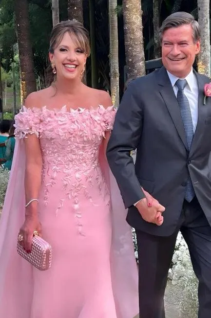 Fabulous Column Lace Mother of The Bride Dress Off-The-Shoulder Sleeveless Pink Bridesmaid Dress With Appliques